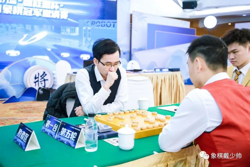 且残棋素来是许银川强项,在大家都以为将要和棋之时,赵鑫鑫红方不紧不