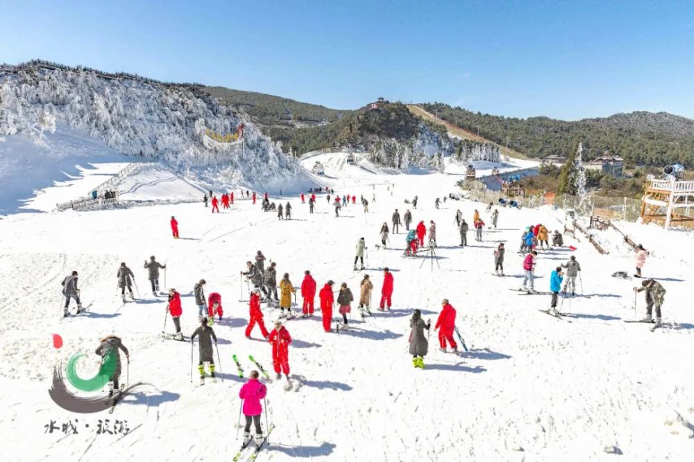 玉舍雪山滑雪场位于中国凉都·生态水城野玉海山国家级山地旅游度假区