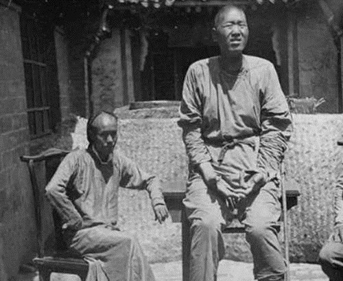 青帮大佬黄金荣,花重金收养一2米5巨人,为何只让他蹲门口吃饭?