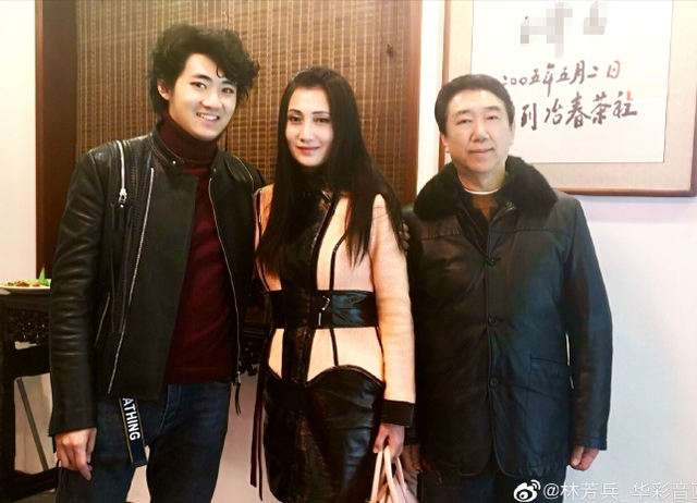 林芳兵一家三口为90岁母亲祝寿,母子俩同框似姐弟,李凌罕露面