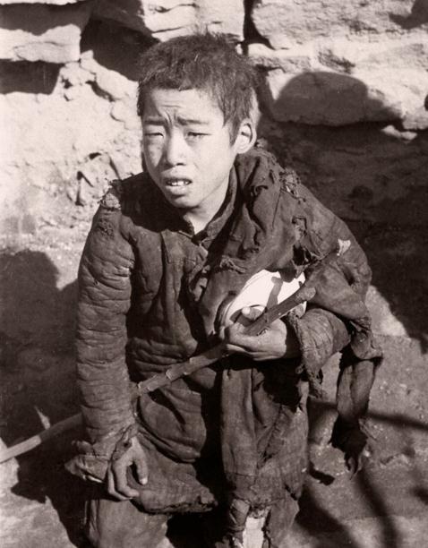 1942年河南大饥荒老照片,几百万人活活饿死,孩子被随意丢弃