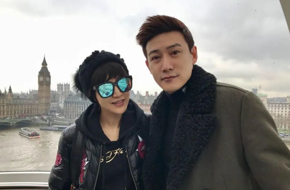 陆毅的妻子是鲍蕾,而郭京飞的妻子是鲍莉,这样说起来两人还真是有缘分