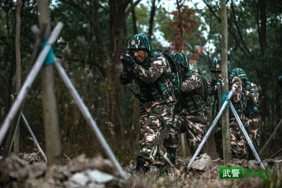 火光四射直击武警官兵极限训练现场