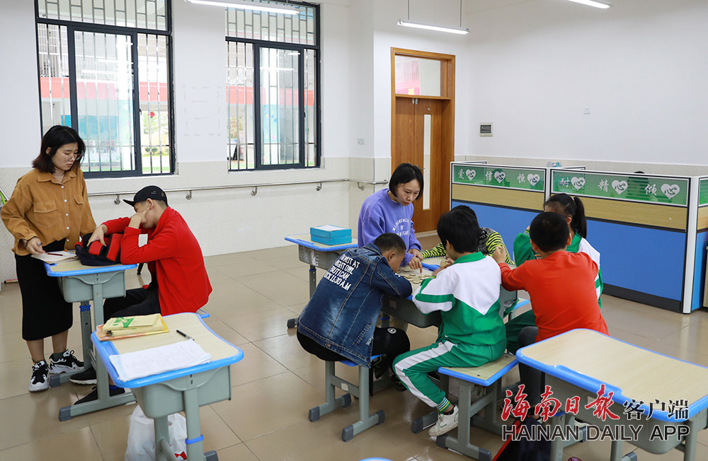 12月15日,在屯昌县特殊教育学校,老师为残疾学生实行小班授课以更好的