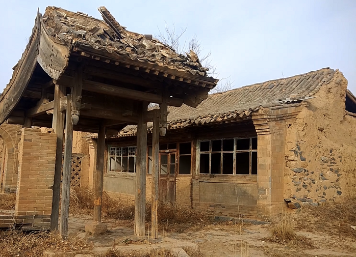 山西一座百年地主大院,主人曾经赫赫有名,院落废弃,墙倒屋塌