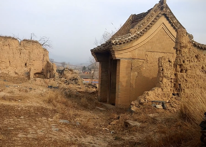 山西一座百年地主大院,主人曾经赫赫有名,院落废弃,墙倒屋塌