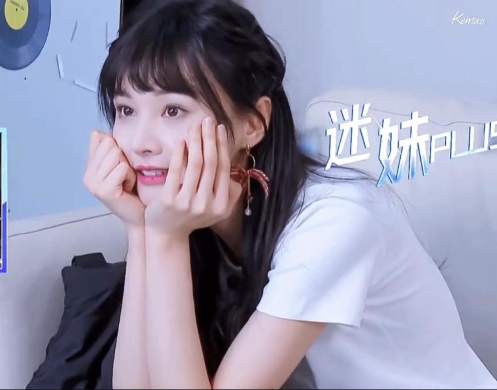 郑爽《追光吧哥哥》全程高能,蝴蝶结耳环颜值回春,黑白大片惊艳