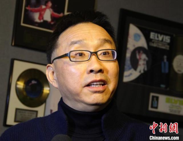 总导演甲丁介绍情况 应妮 摄