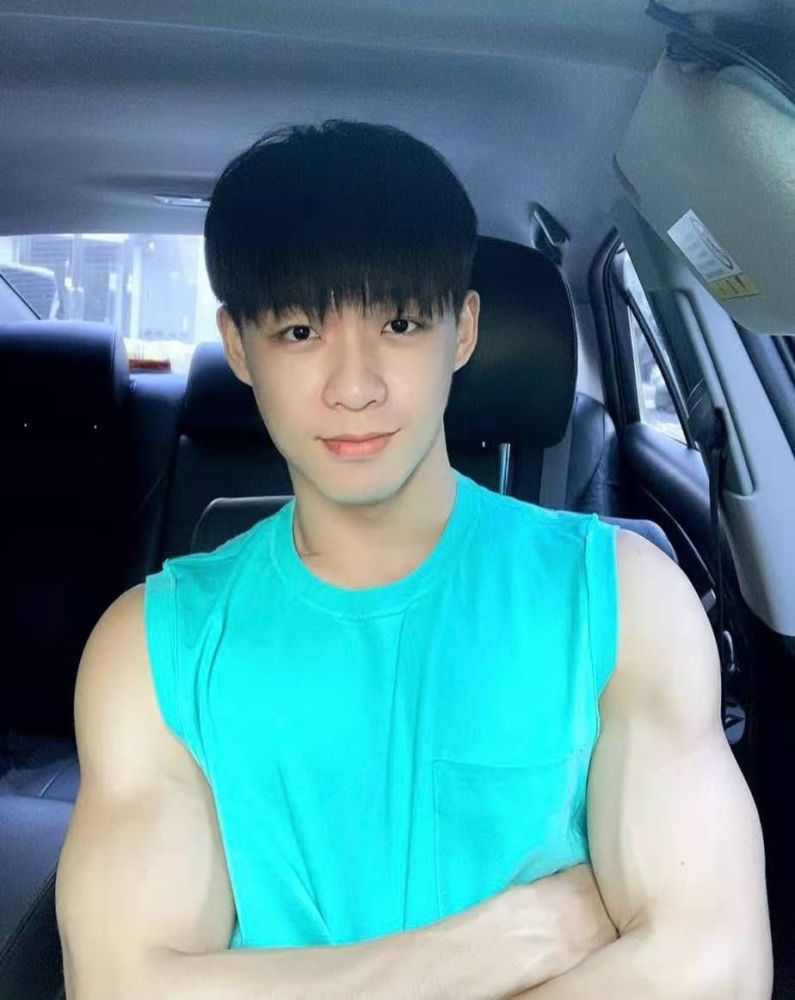 小奶狗的颜值小狼狗的肌肉95后型男的腹肌胸肌臂肌都好棒