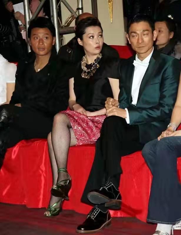 47岁袁立做公益!穿黑衣搭披肩一脸富贵相,身材发福圆润像大妈