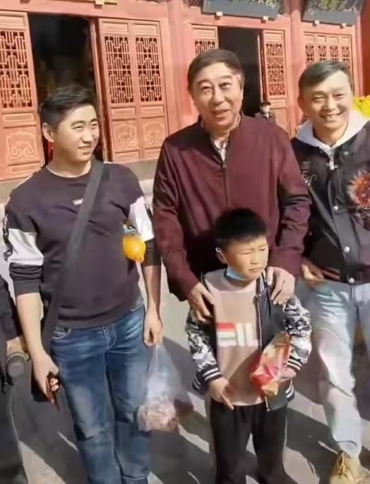 如今冯巩老师年龄也大了,近几年已经没有出现在春晚的舞台上,而且很少