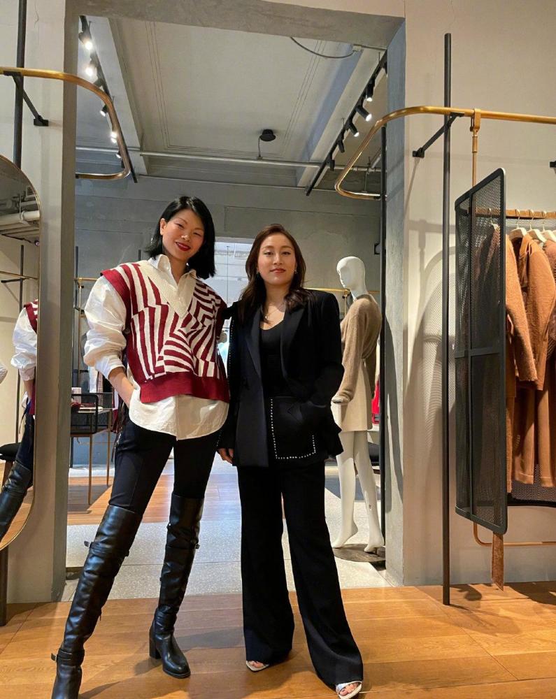吕燕不愧是名模,私服穿搭时尚又高级,一双大长腿格外吸睛