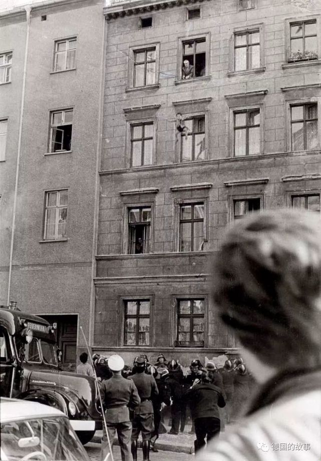 西柏林警方对东柏林玩命跑的逃亡者提供救援