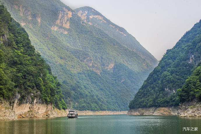 是湖北巴东县境内的一条常流性溪流,因发源于"华中第一峰"神农架的