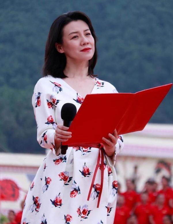 "德华安杰"再聚首!梅婷气质依旧,刘琳穿西装缎面裙高级大气