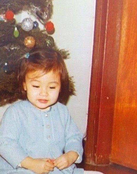 小女孩是不是超可爱,精致的像个洋娃娃,这是李嘉欣小时候的样子.