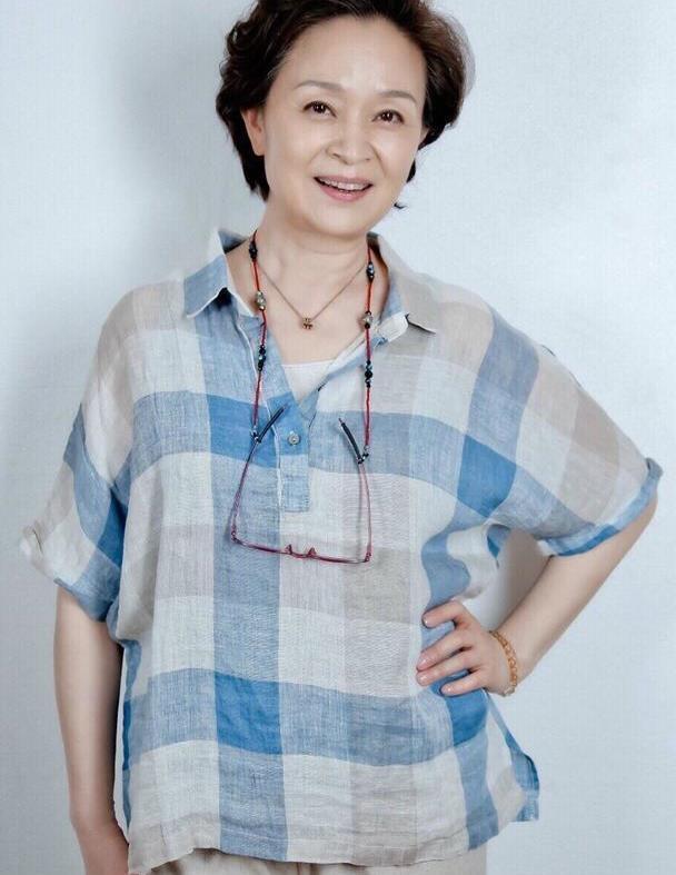 62岁老演员刘莉莉真潮!老花镜不戴挂脖上,奶奶辈的"时髦精"