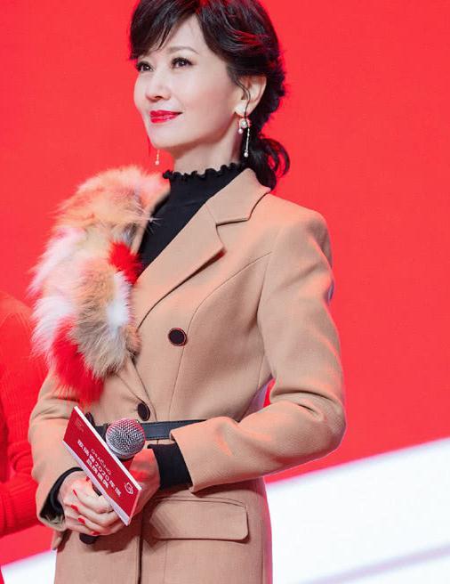 赵雅芝穿西装裙不够,还要配一条皮草,优雅贵气的造型就出来了!