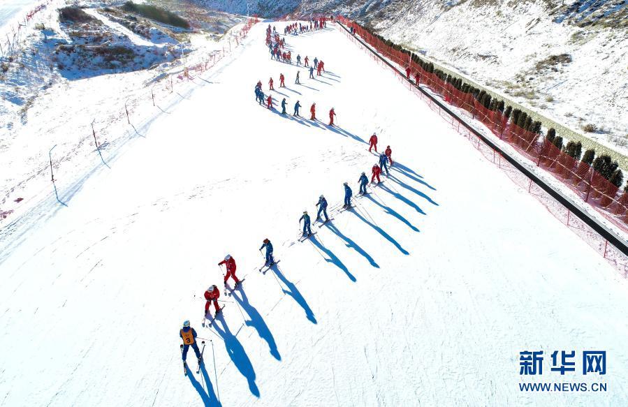 12月16日,凉城县的中学生在滑雪场学习滑雪(无人机照片).