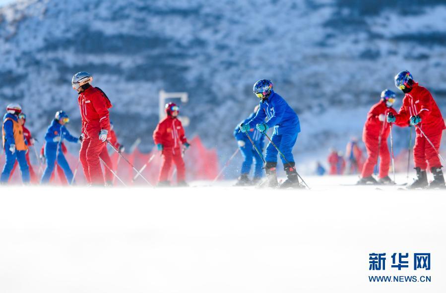 12月16日,凉城县的中学生在滑雪场学习滑雪.新华社发(王正 摄)