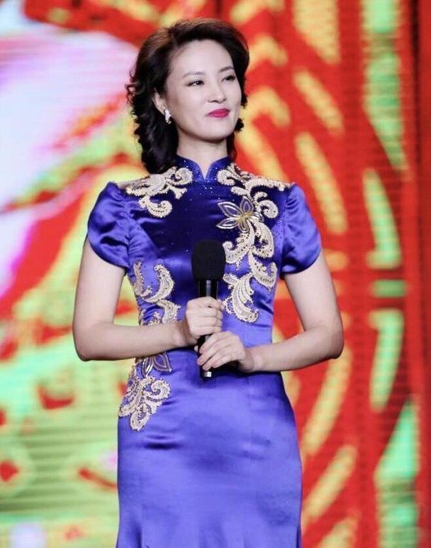 央视主持刘芳菲气质惊艳穿蓝色旗袍裙配复古发型尽显东方美