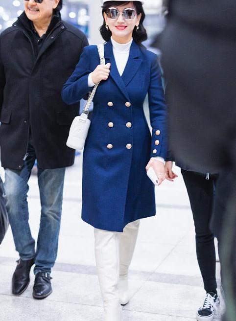 赵雅芝到机场秀出新私服,穿蓝色风衣搭白色长靴,体面得很!