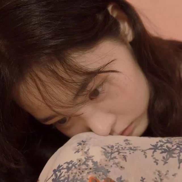 有点伤感的女生头像