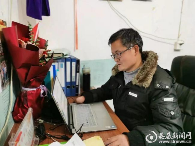 劳模风采独手托起太阳记湖南省先进工作者涟源一中地理教师郭定芳
