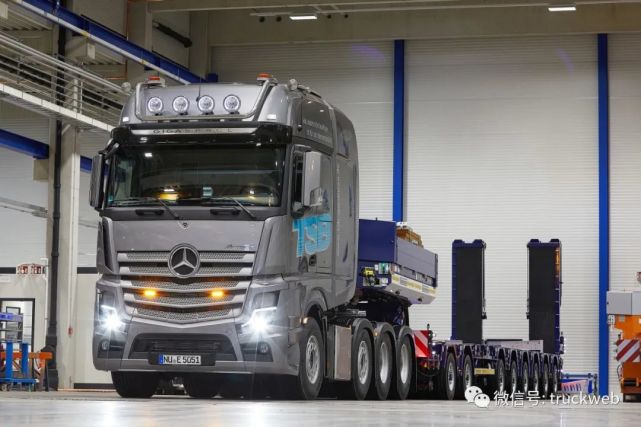 奔驰大件牵引车里程碑!第500辆actros slt重拖交付德国tsb运输公司