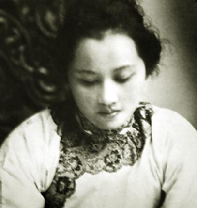 宋美龄的婚纱_宋美龄年轻照片(2)