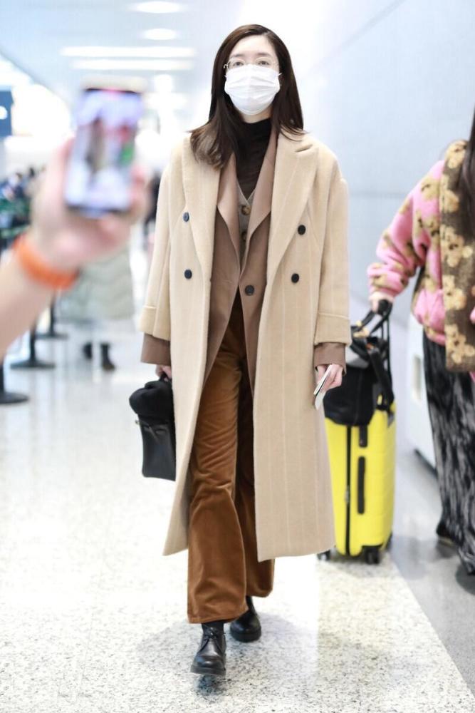 江疏影真会穿 米白色大衣配棕色西装高级精致 美出新高度