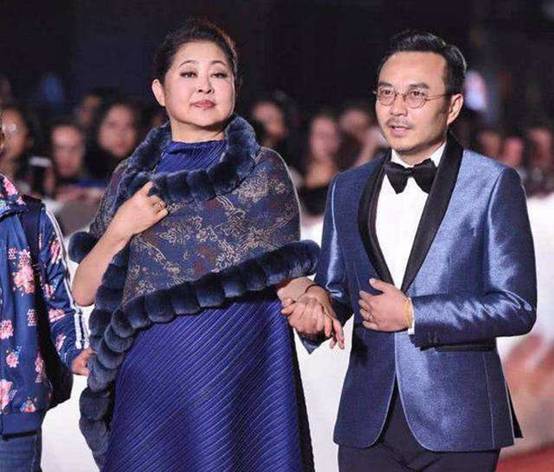 倪萍经历三次婚姻五段感情,为儿子付出一切,对女儿却闭口不谈