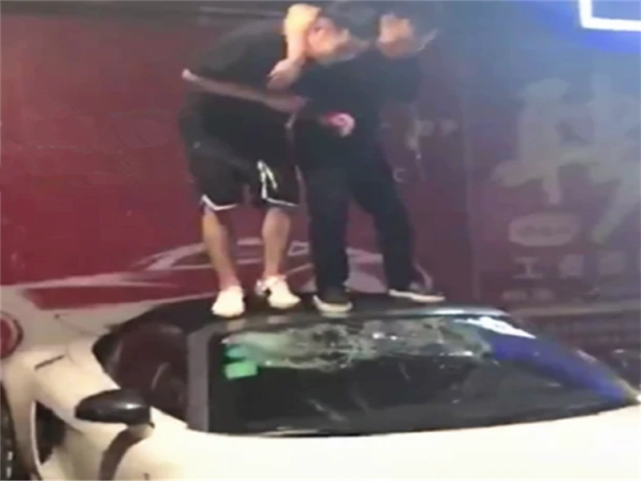 醉酒男子爬上奥迪车顶,一脚把挡风玻璃踩碎,看到r8字样时怂了!