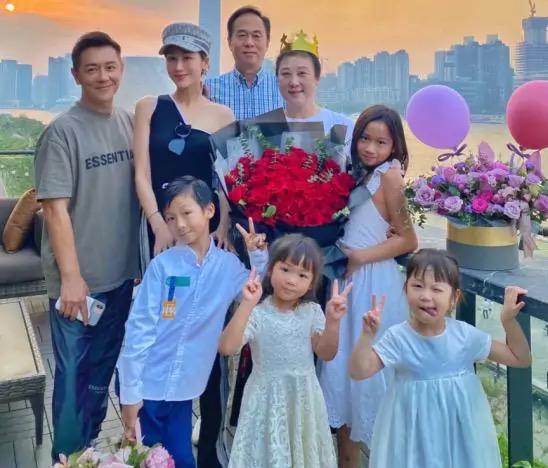 黄磊三胎儿子曝光!不像爸妈更不像姐姐,网友:这以后颜值堪忧啊?