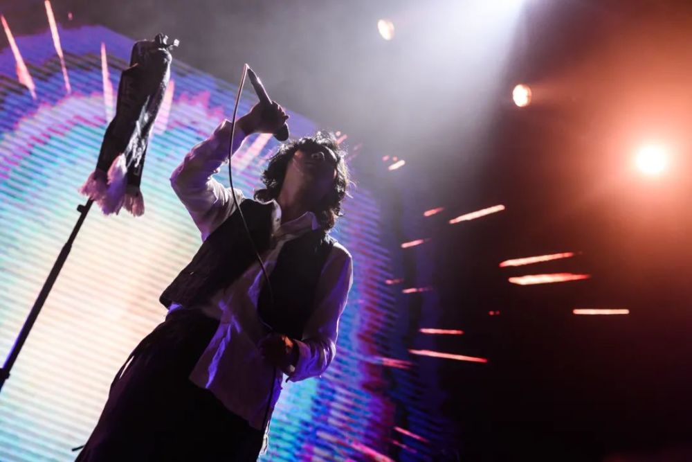 现场 旅行团乐队 久未相见,在合唱中彼此拥抱