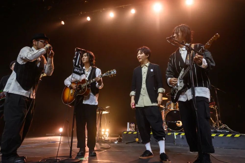 现场 旅行团乐队 久未相见,在合唱中彼此拥抱