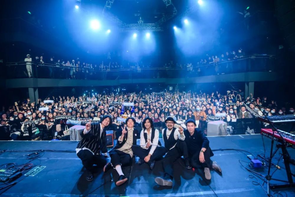 现场 旅行团乐队 久未相见,在合唱中彼此拥抱