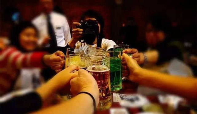 酒桌上老板和客户喝酒突然叫你碰杯愚者直接碰智者这样做
