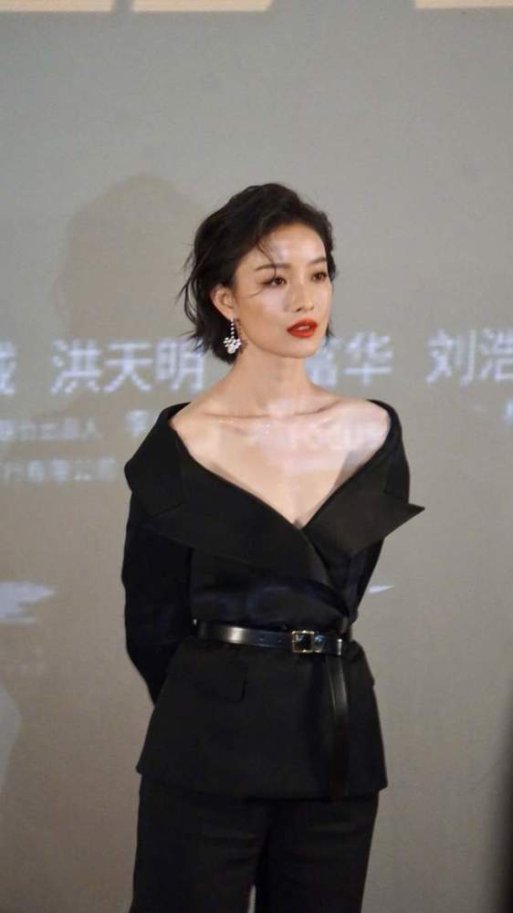 生图美过精修图!倪妮穿深v领秀出排骨胸,170身高暴瘦得哪有96斤