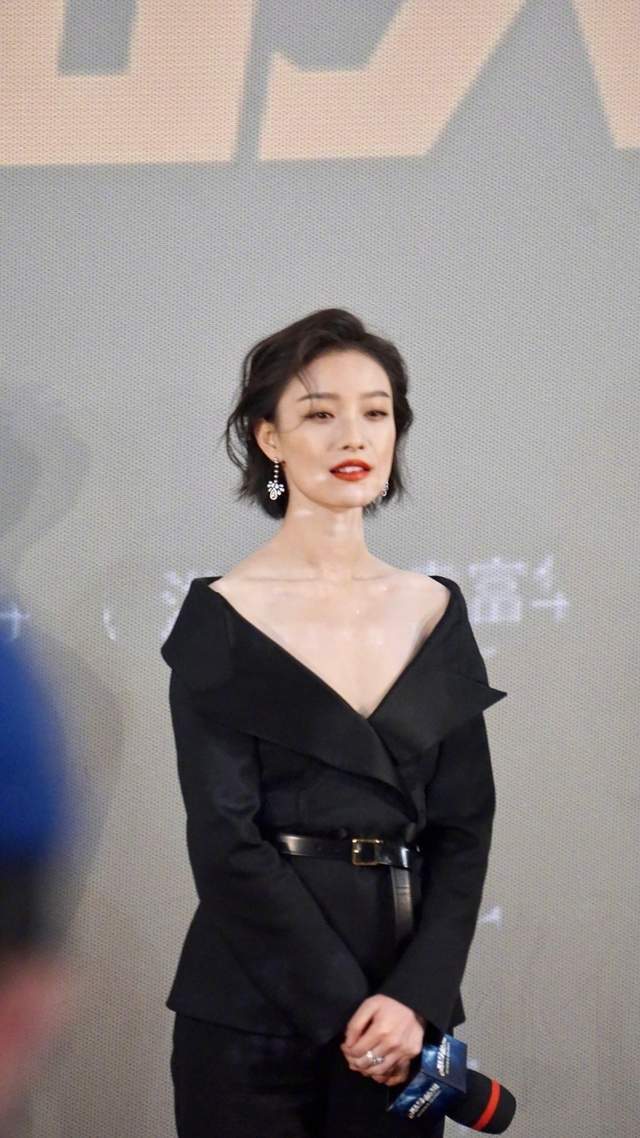 生图美过精修图!倪妮穿深v领秀出排骨胸,170身高暴瘦得哪有96斤