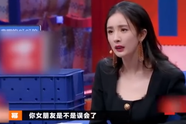 杨幂现身奇葩说,模仿绿茶经典捂嘴动作,网友:不愧为小