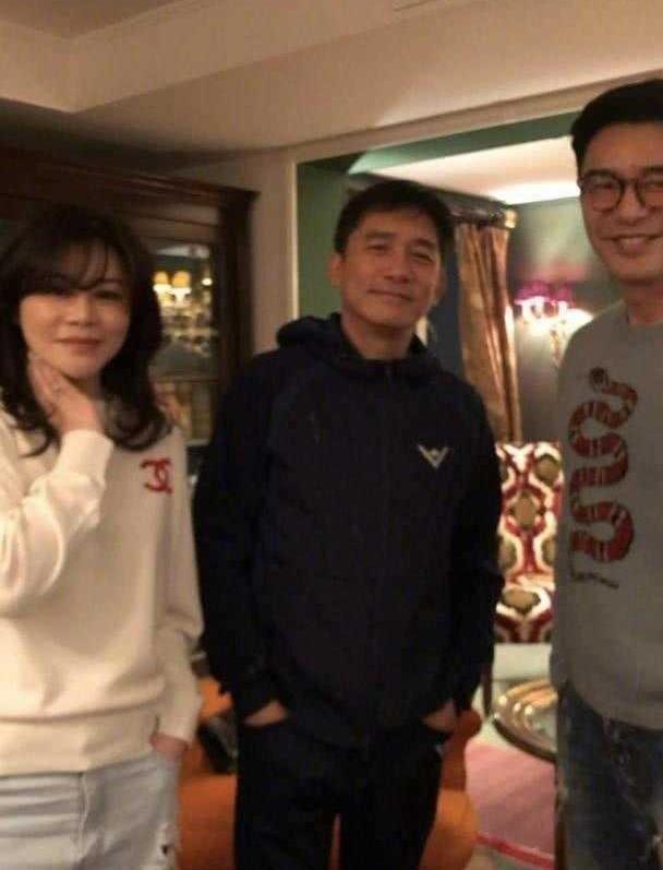 钟镇涛老婆范姜气质真好,穿白色刺绣连衣裙配齐肩发,优雅又高贵