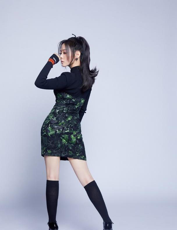 张靓颖真放开了!一袭黑裙大秀优越曲线,直播霸气回怼黑粉太硬核