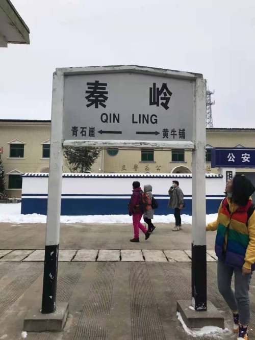 所以途径秦岭车站的唯一一趟客运列车—6063次便成了许多前往凤县