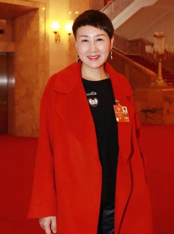张凯丽再怎么证明年轻,素颜就是个老年人,58岁状态很真实!