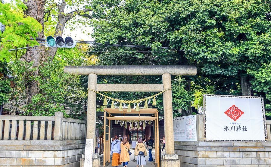 神社当然就位于川越小江户,但距离川越车站,大正浪漫梦通,川越藏造一