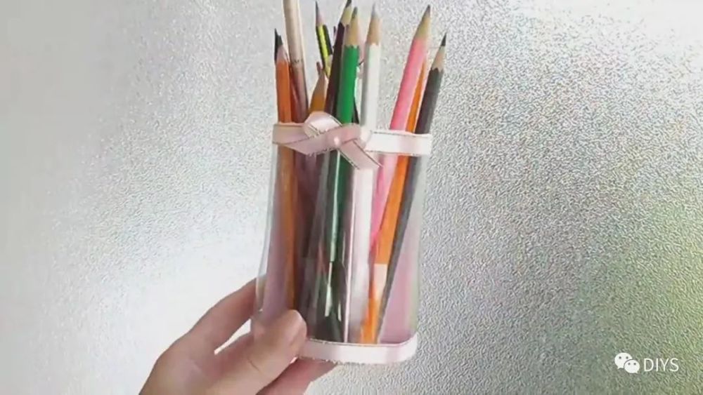 "生活小妙招"带你学习用塑料瓶制作笔筒!