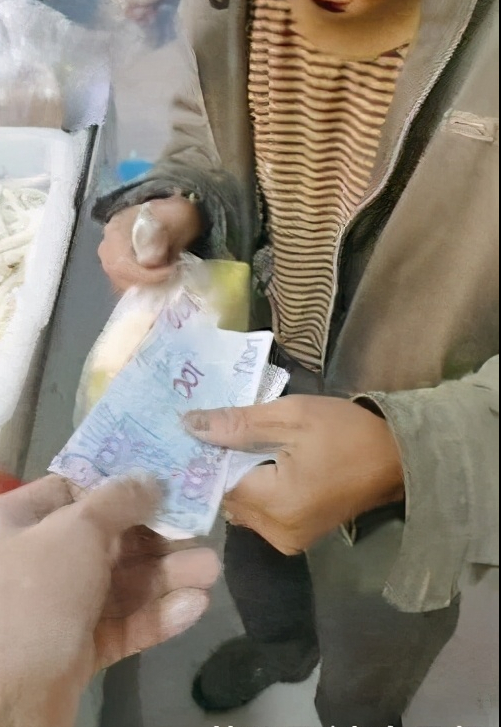 大爷拿手绘"人民币"买面8年 店主:送东西他不收