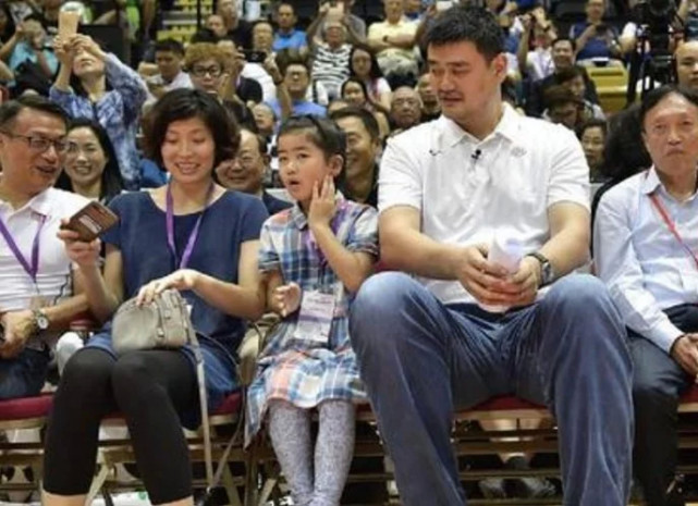 姚明女儿身高已失控,活了20年都没有人家9岁高,基因太