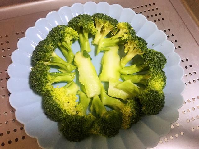 3,西兰花切成小朵之后再冲洗干净,将洗净后的西兰花摆盘,这样看着更加